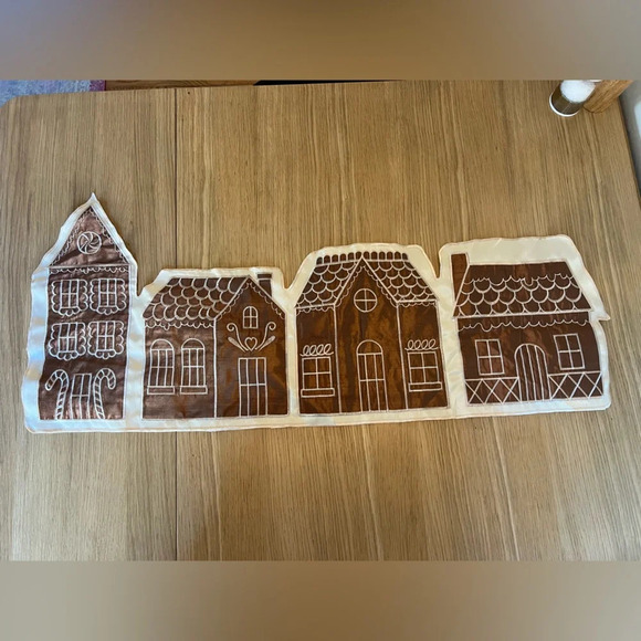 Aldi Huntington Home Holiday Table Runner – Gingerbread House Design Christmas - Picture 2 of 5